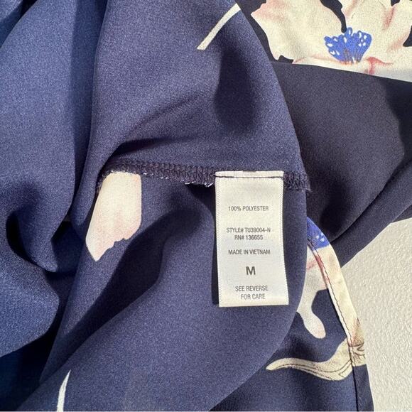 West Kei Blouse Women’s Size Medium Navy Blue White Floral Shirt Twist Front - Picture 4 of 6